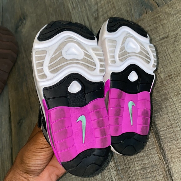 Toddler Nike shoes - Picture 3 of 3